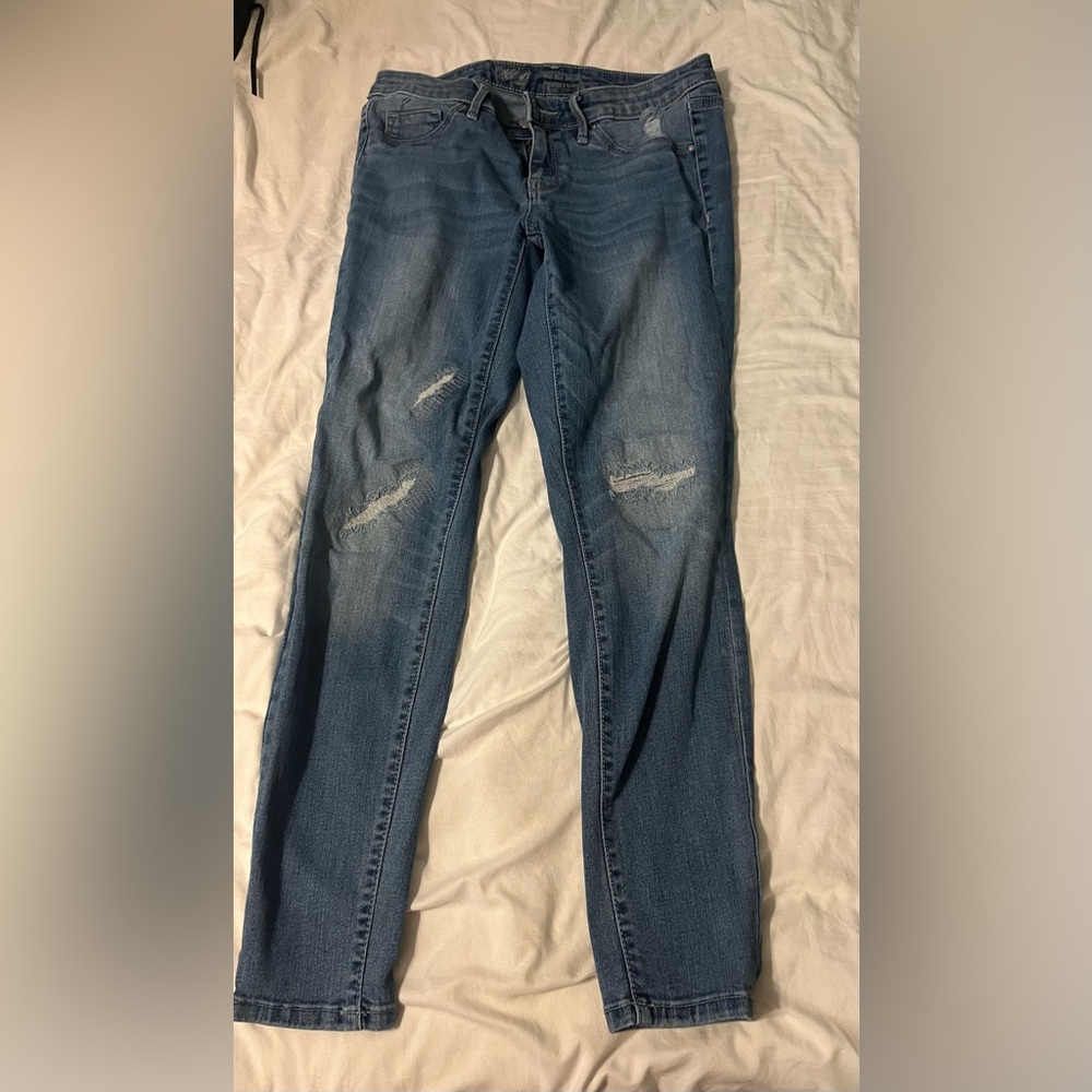 Distressed skinny jeggings